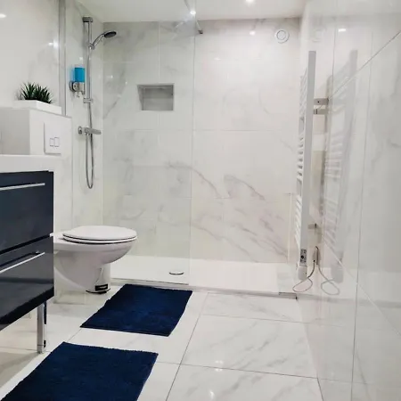 Apartment Spacious 2-bedroom Apartment: Paris Area With Parking & Terrace *