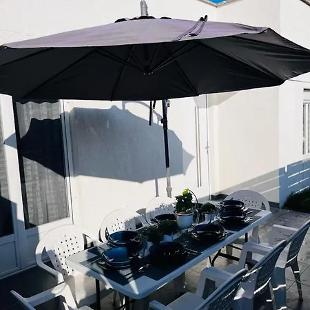 Apartment Spacious 2-bedroom Apartment: Paris Area With Parking & Terrace