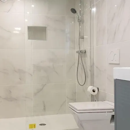 Apartment Spacious 2-bedroom Apartment: Paris Area With Parking & Terrace *